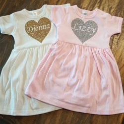 Romperjurkje bedrukt met hart en naam | Babygeschenk kopen? | Babydrukwerk